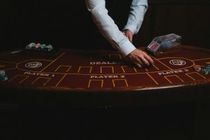 Dealer đang chia bài trên bàn baccarat live với góc quay rõ ràng