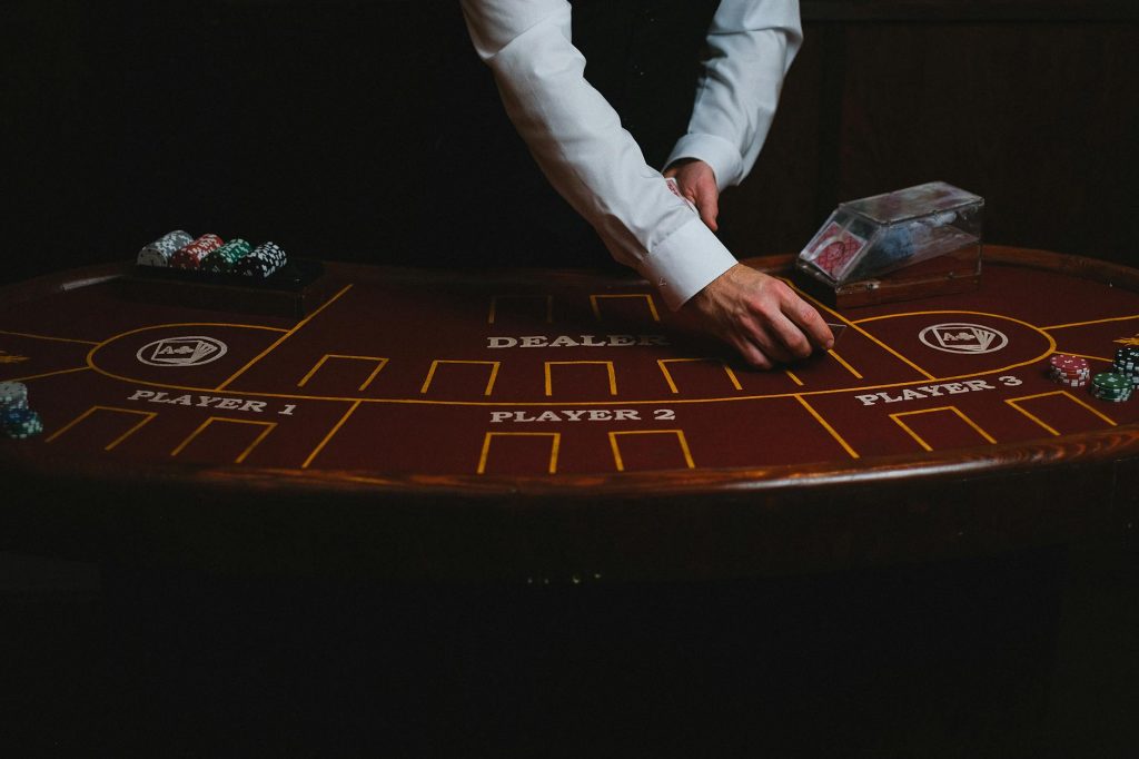 Bàn blackjack với bài người chơi và lá bài ngửa của nhà cái