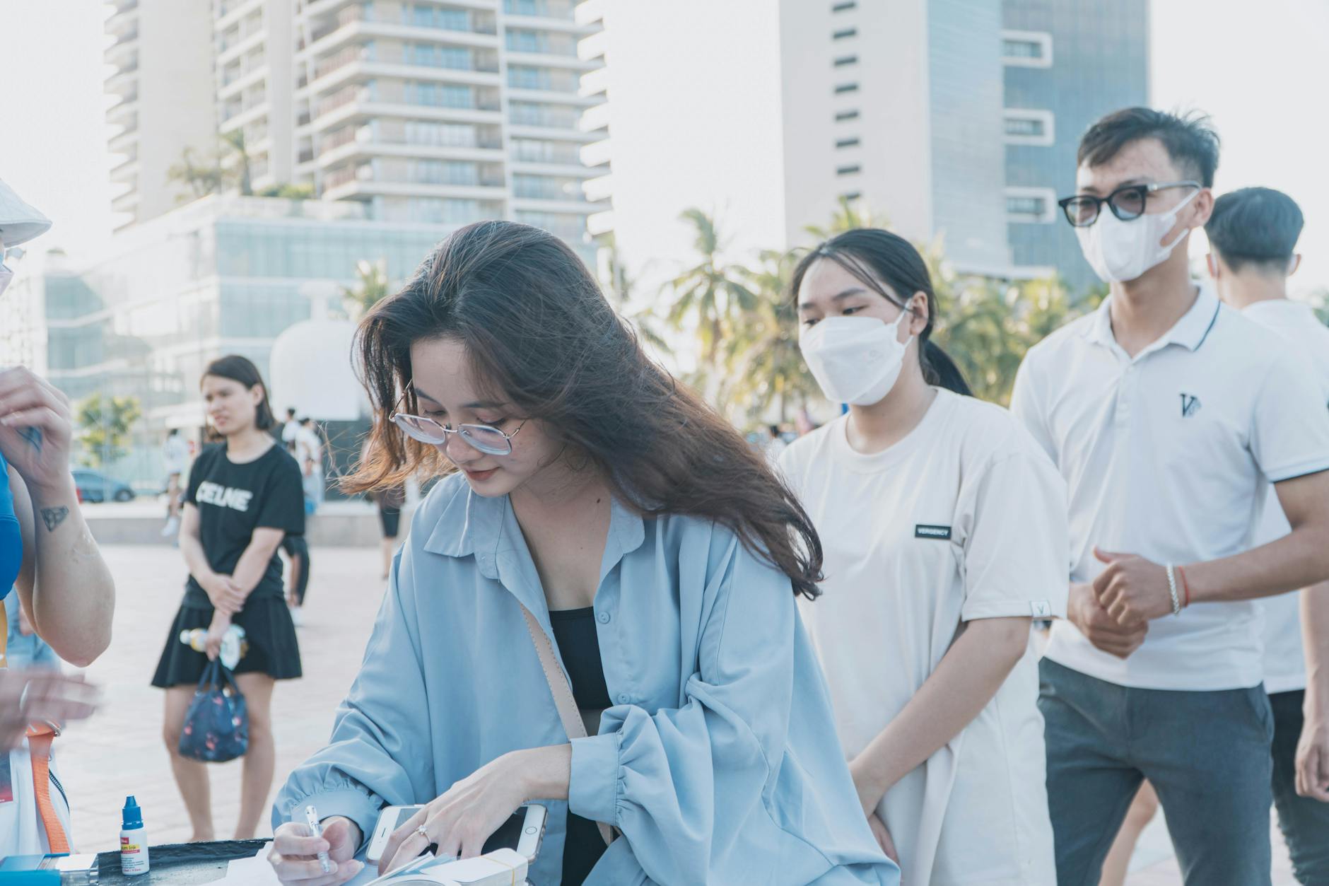 Người chơi theo dõi kết quả xổ số và ghi chép ngân sách cẩn thận