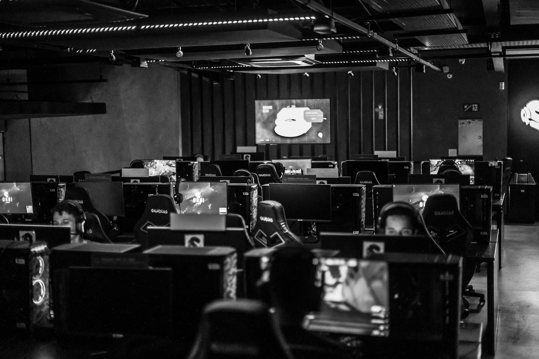 Đội tuyển e-sport đang thi đấu đồng đội trên dàn máy tính chuyên nghiệp